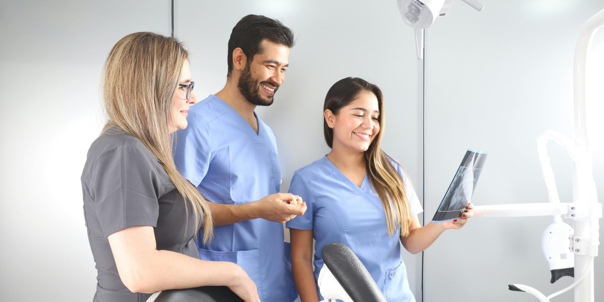 doctors doing diagnostics
